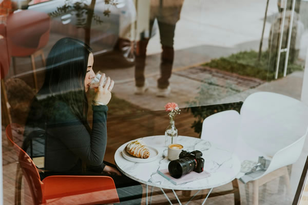 Photograph of Amar Preciado: https://www.pexels.com/es-es/foto/mujer-disfrutando-de-un-cafe-en-una-cafeteria-acogedora-28793163/ article2 local cafe calm moment